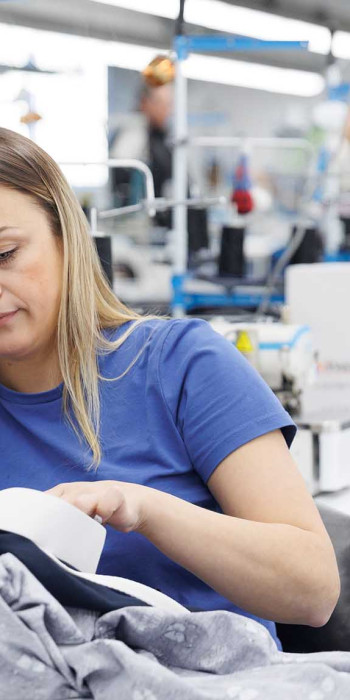 Швея в мастерской