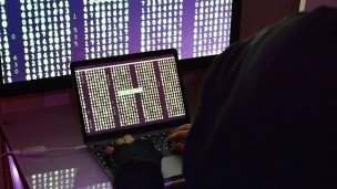 Строчки с цифрами на экранах компьютера 