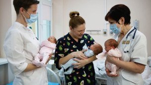 molodaya-mama-s-detmi-i-dvoe-vrachej-v-perinatalnom-centre