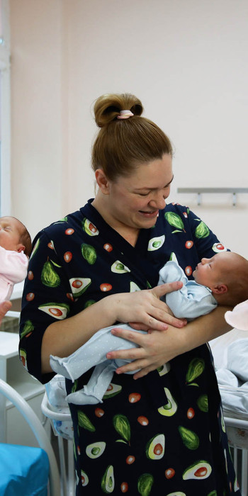 molodaya-mama-s-detmi-i-dvoe-vrachej-v-perinatalnom-centre