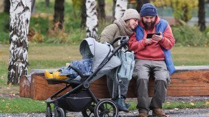 Семья во время отдыха в парке 