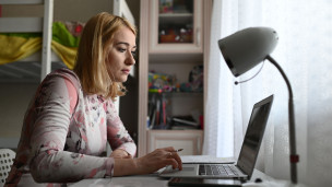 Женщина  за ноутбуком 