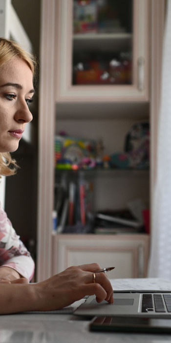 Женщина  за ноутбуком 