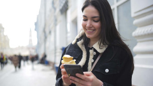 девушка со смартфоном в руках