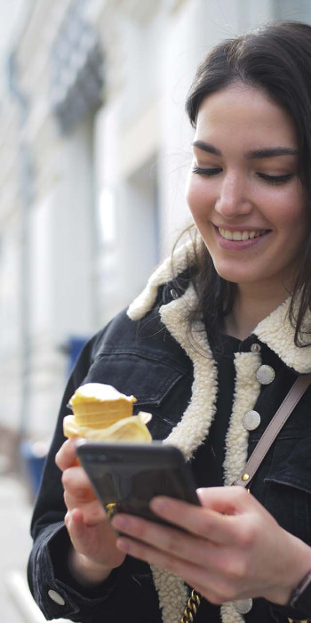 девушка со смартфоном в руках