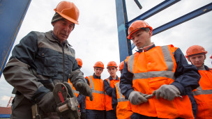 Мастер инструктирует участников студенческого стройотряда