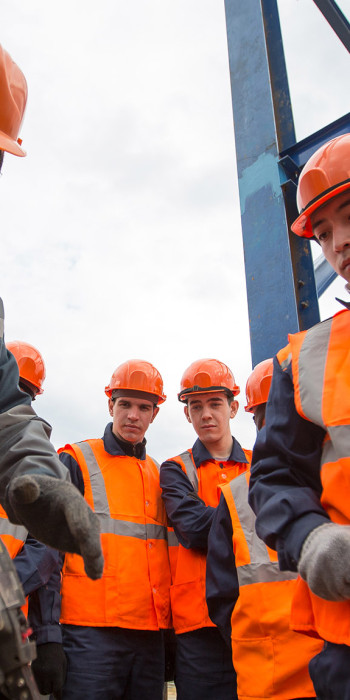 Мастер инструктирует участников студенческого стройотряда