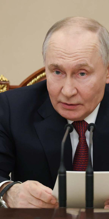 Владимир Путин проводит совещание