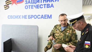 мужчины военнослужащие в офисе фонда защитники отечества