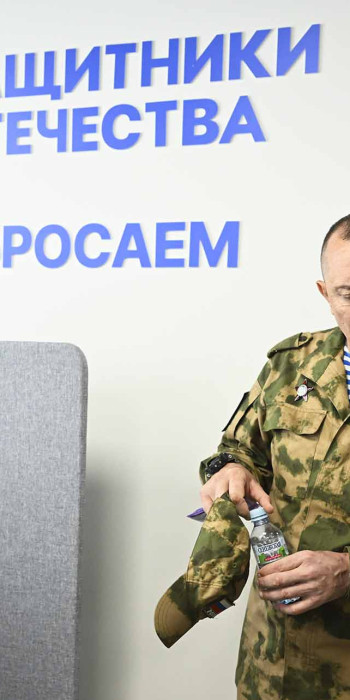 мужчины военнослужащие в офисе фонда защитники отечества