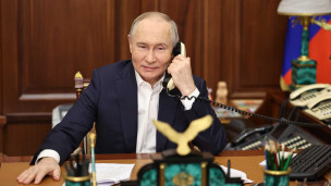 Владимир Путин разговаривает по телефону