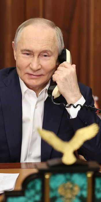 Владимир Путин разговаривает по телефону