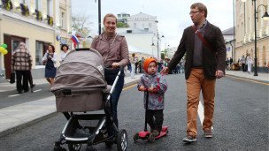 Семья на прогулке