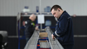 Рабочий в цехе