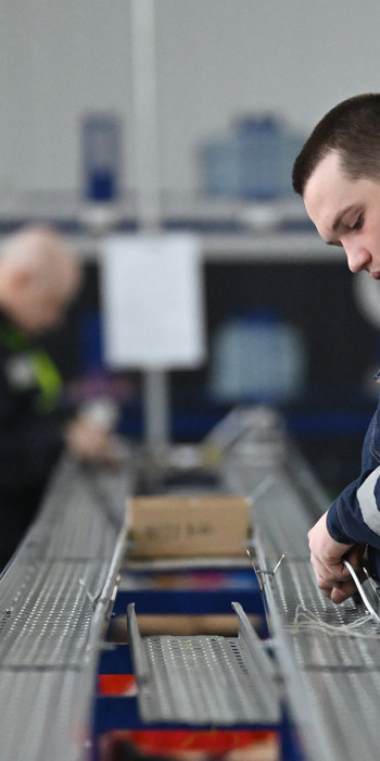 Рабочий в цехе