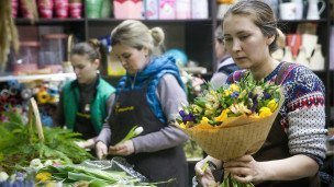 Флористы магазина собирают букеты