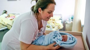 Женщина с новорожденным ребенком