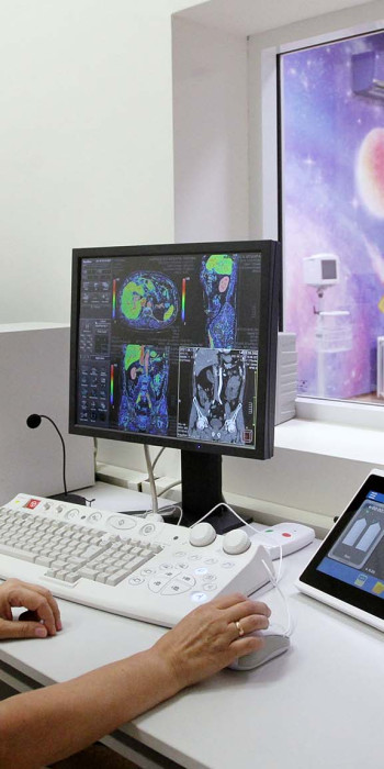 Medicinskij-rabotnik-v-zale-issledovaniya-MRT 