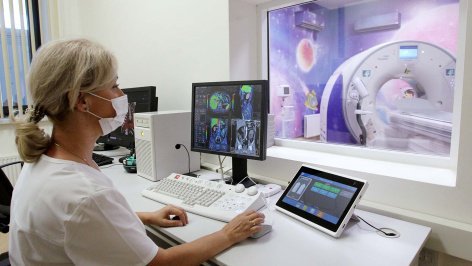 Medicinskij-rabotnik-v-zale-issledovaniya-MRT 