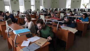 Посетители в читальном зале в здании Государственного архива РФ