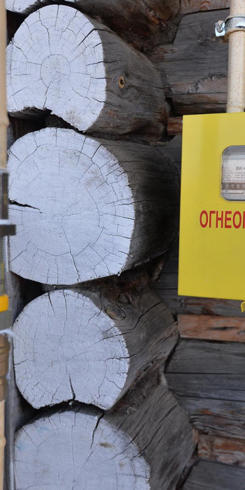 Газовая труба, подключенная к жилому дому 