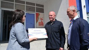 Dmitrij-Chernyshenko-vruchaet-sertifikat-v-hersonskoj-oblasti