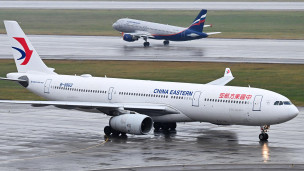 Самолеты на взлетной полосе 