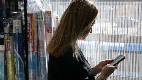 Девушка с телефоном