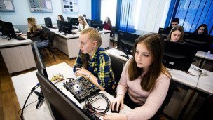 Студенты на лекции в лаборатории института