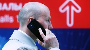 Мужчина разговаривает по телефону крупный план