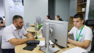 Посетитель и сотрудник в банке