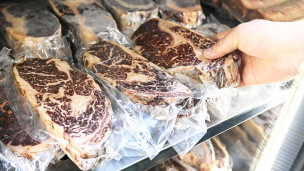 Продажа мяса на продуктовом рынке