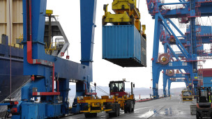 Разгрузка в морском торговом порте