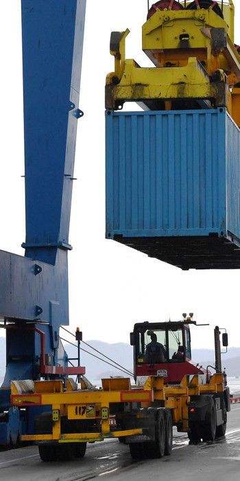 Разгрузка в морском торговом порте