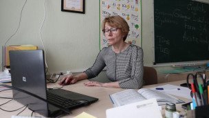 Учитель за ноутбуком