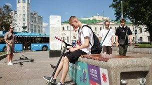 Мужчина с самокатом во время отдыха.