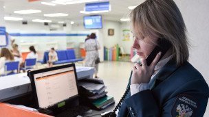 сотрудница фнс говорит по телефону