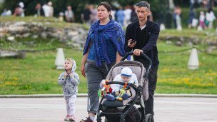 Семья на прогулке в парке