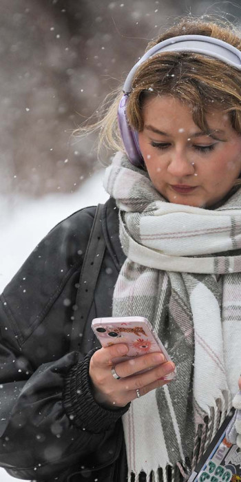 Девушка на улице с телефоном 