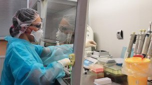 Сотрудница лаборатории проводит тестирование