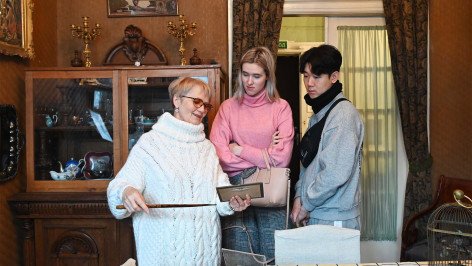 Экскурсовод с туристами в музее
