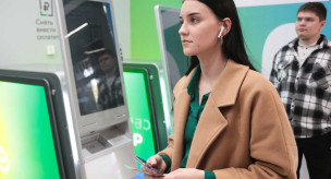 Девушка возле банкомата