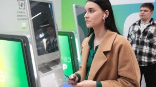 Девушка возле банкомата