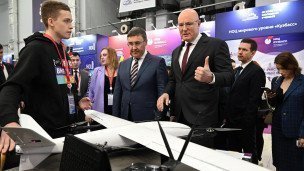 Дмитрий Чернышенко и Валерий Фальков на стенде универсальный беспилотный самолет