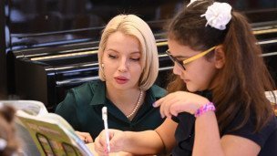 Учительница и ученица на уроке в школе
