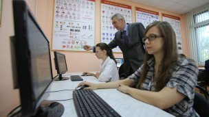 Девушки во время теоретических занятий в автошколе 