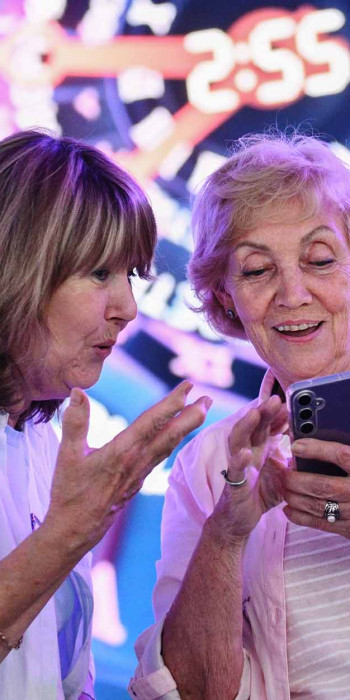 женщины со смартфоном в руках