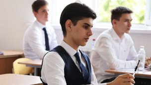 Школьники на экзамене