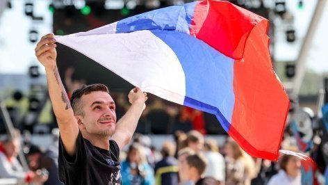 Радостный мужчина с флагом России в руках