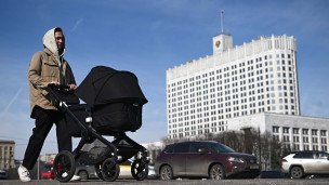 Мама с коляской у Дома правительства